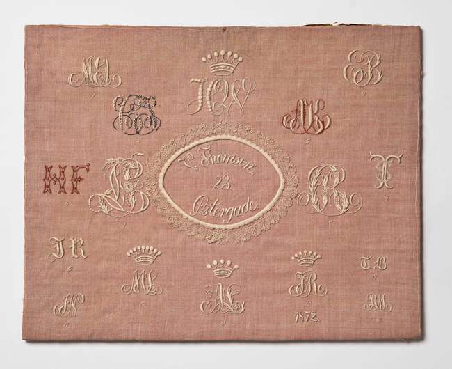 Lærerklud med monogrammer 1872. Designmuseum Danmark